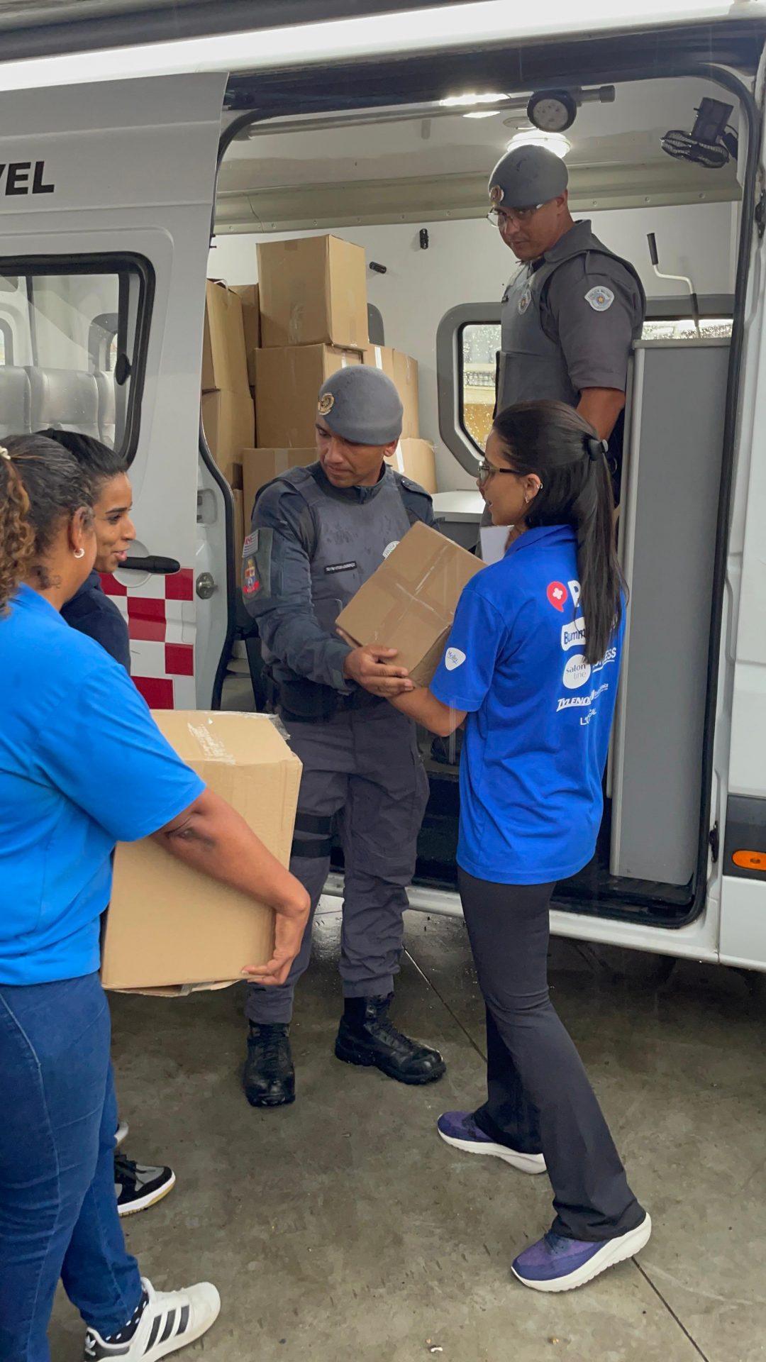 Policiais entregam cestas básicas e brinquedos em comunidades do litoral paulista