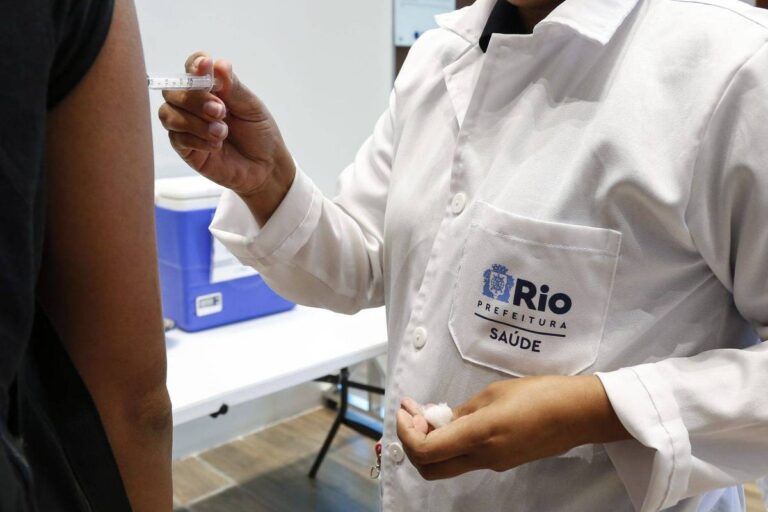 Rio amplia vacina da dengue para jovens de 19 e 20 anos - 09/04/2025 - Equilíbrio e Saúde